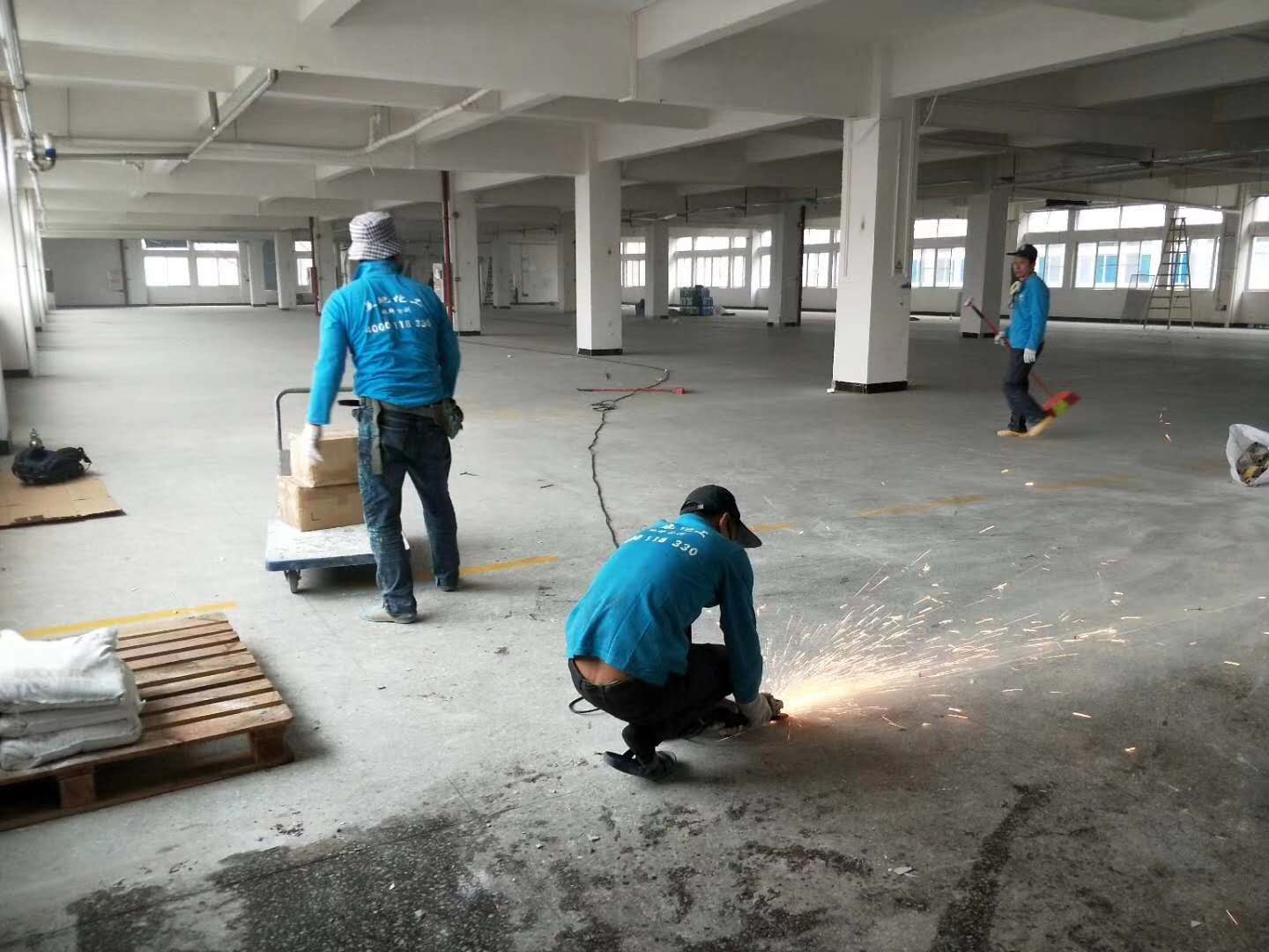 水性地坪涂料施工方案中有关翻新的的步骤有哪些？